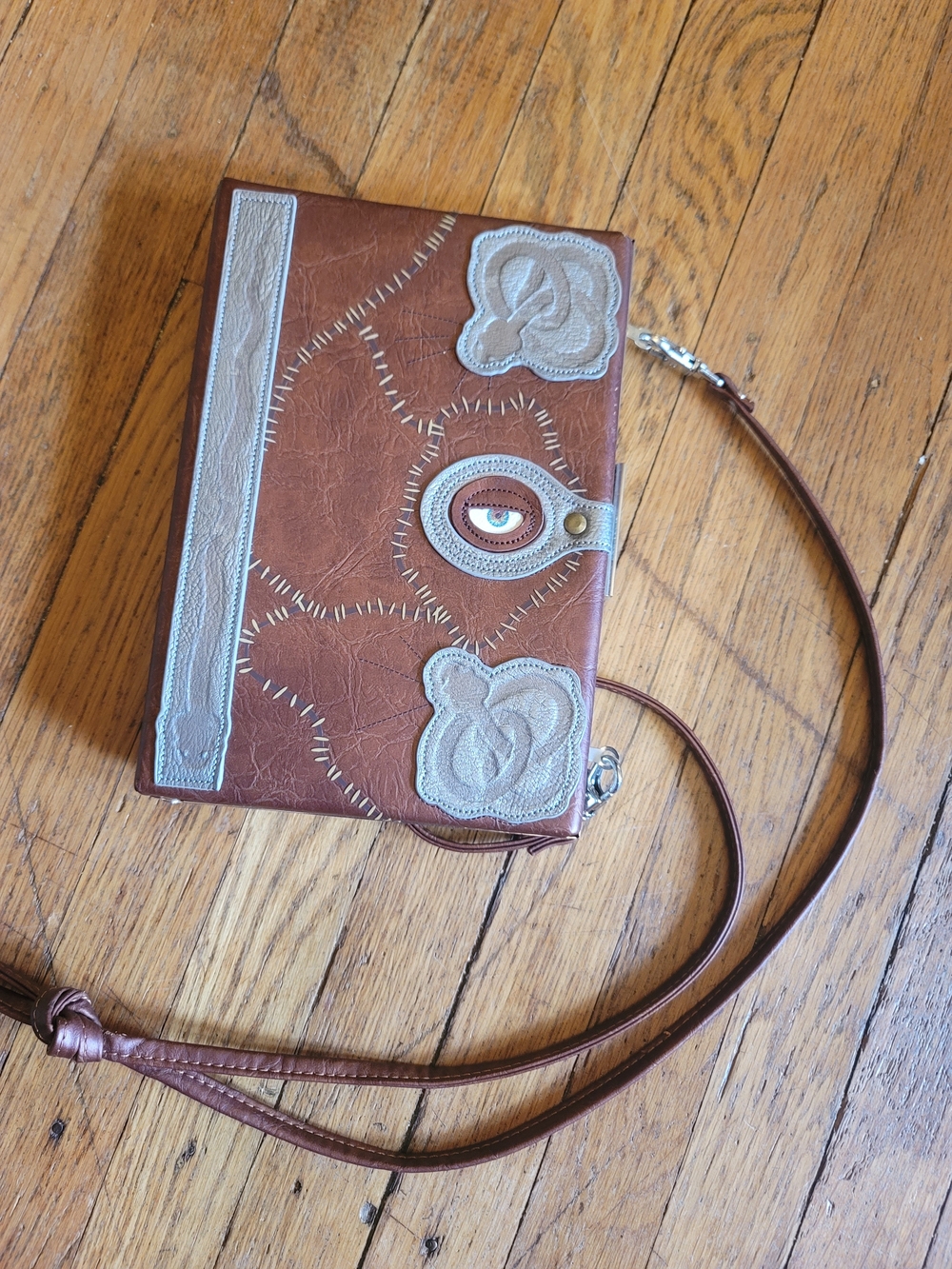 Hocus Pocus Disney Parks Spellbook Accordian Crossbody Purse - Picture 1 of 4